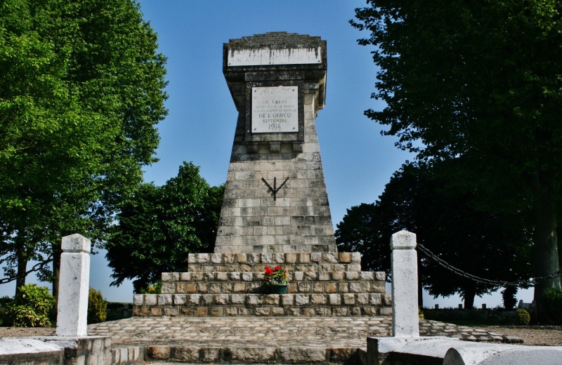 Fichier:Monument cimetière étrépilly.jpg